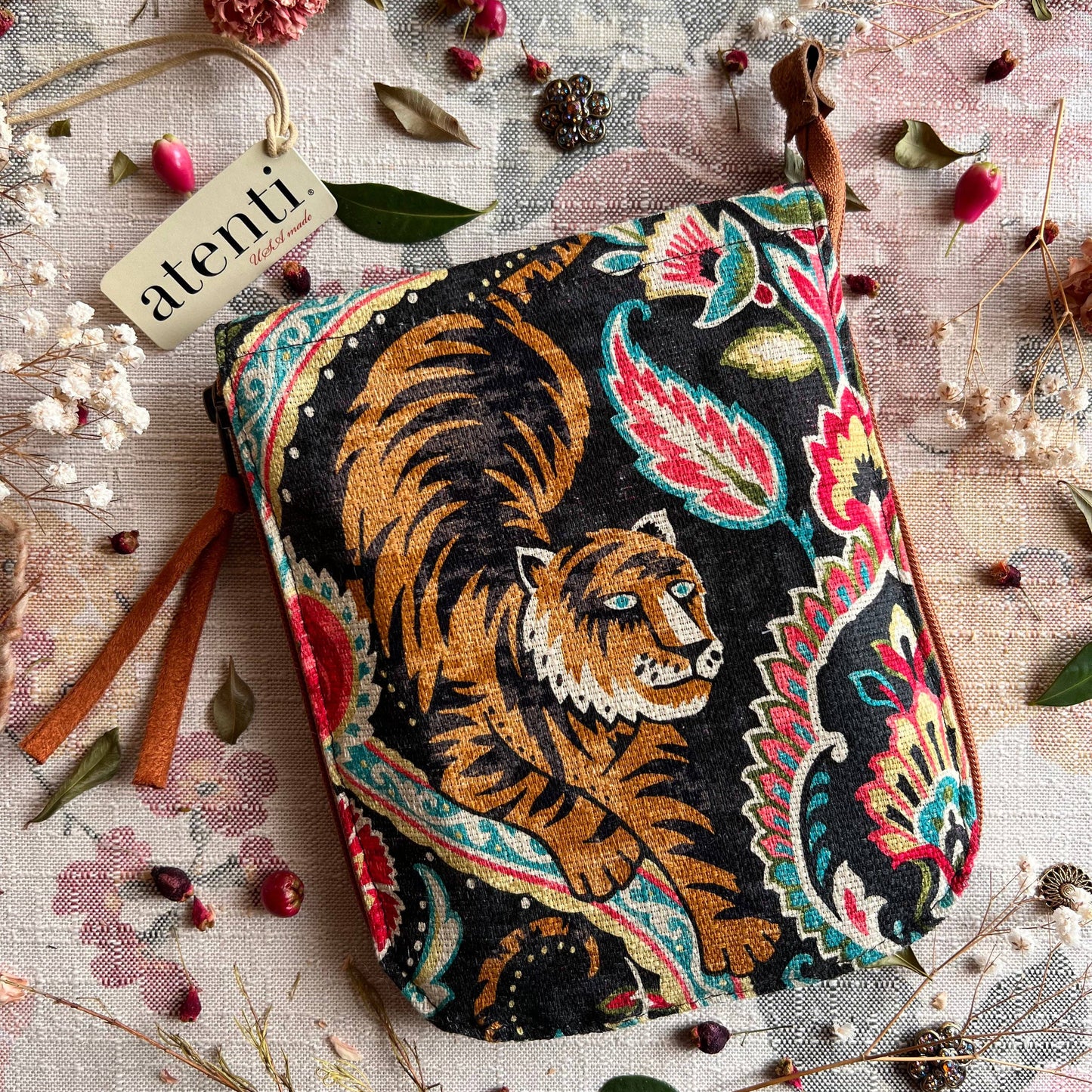 Atenti Jaya Circular Case, Ink Circular Case