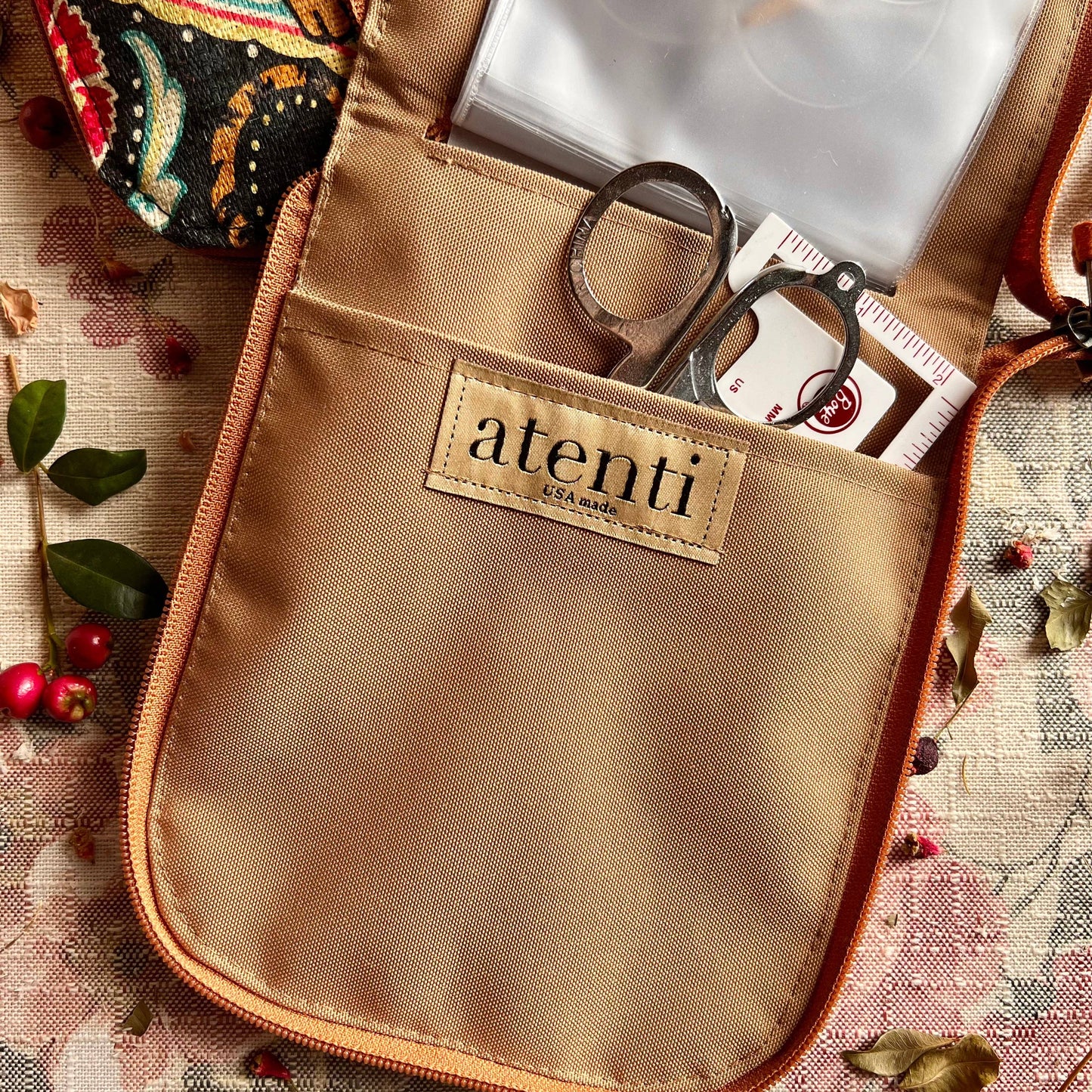 Atenti Jaya Circular Case, Ink Circular Case