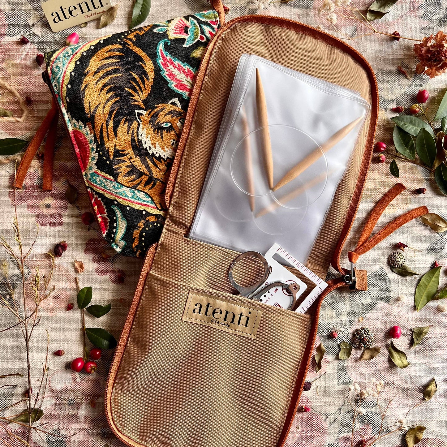 Atenti Jaya Circular Case, Ink Circular Case