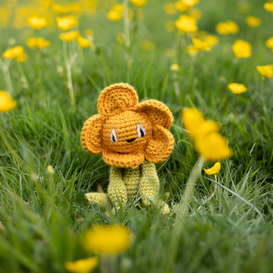 Toft Mini Crochet Kit - Mini Buttercup
